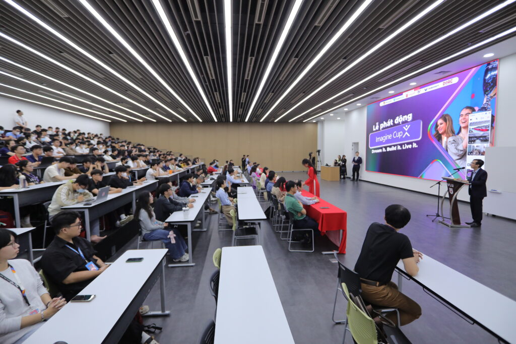 GS. TS. Võ Nguyễn Quốc Bảo - Hiệu trưởng Trường Công Nghệ Văn Lang phát biểu khai mạc